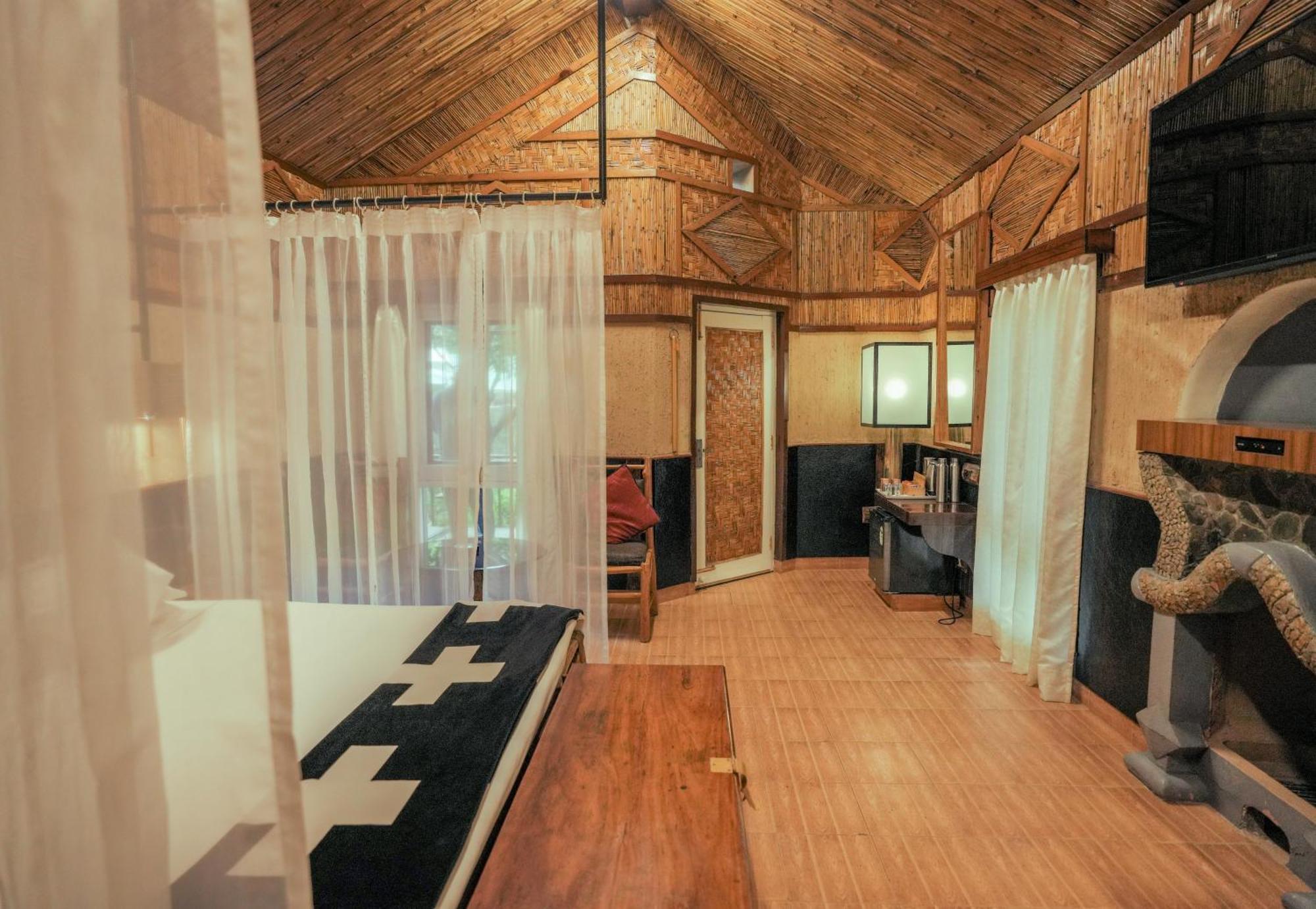 The Den Corbett Resort Chilkiya Range Exterior photo